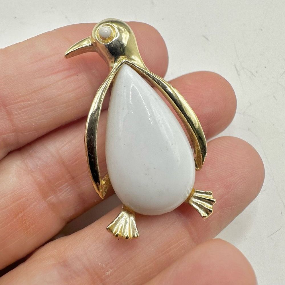 Gerrys vintage white and gold penguin brooch